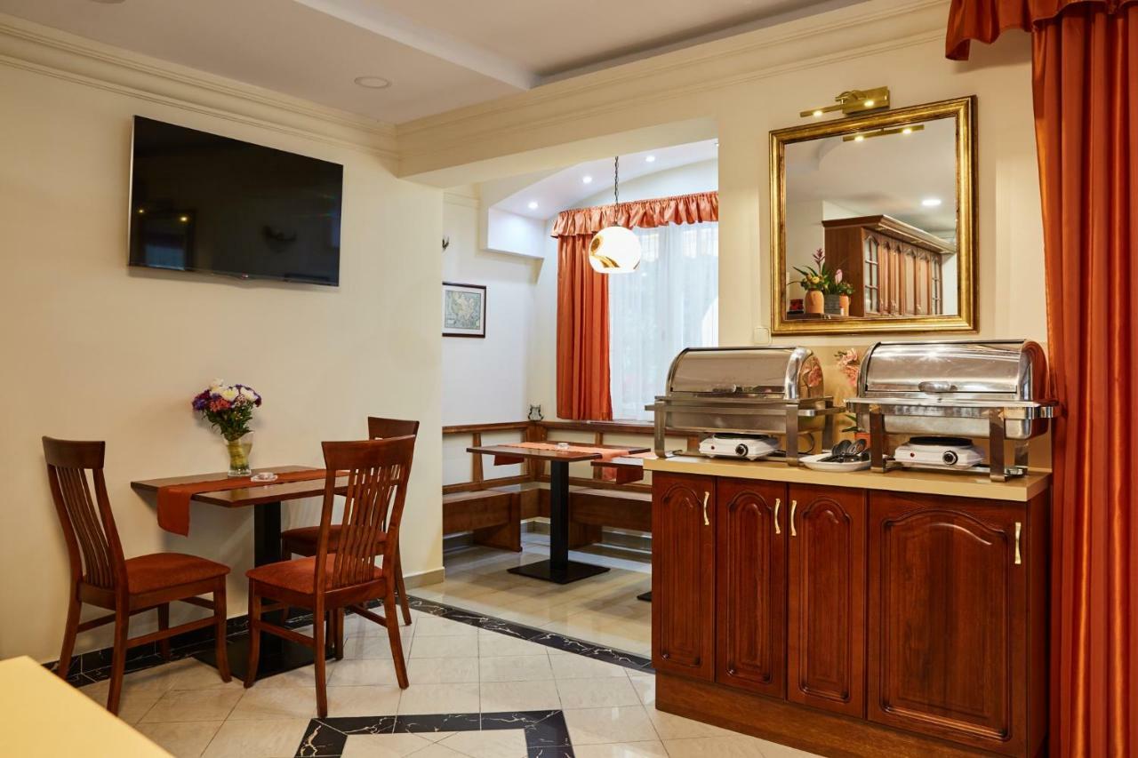 โกลด์ ฮาอัส เพนชั่น Bed & Breakfast บาลาตอนฟือเรด ภายนอก รูปภาพ