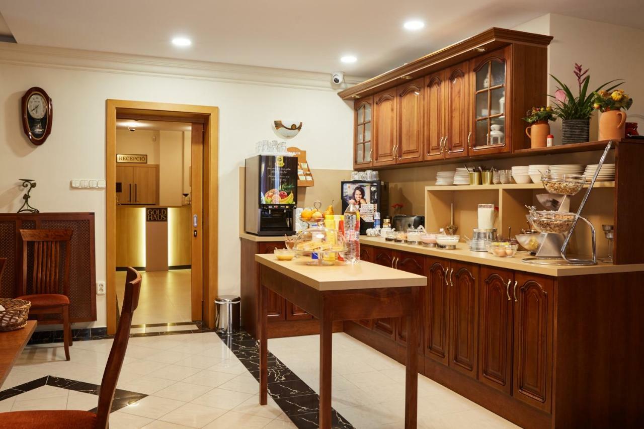 โกลด์ ฮาอัส เพนชั่น Bed & Breakfast บาลาตอนฟือเรด ภายนอก รูปภาพ