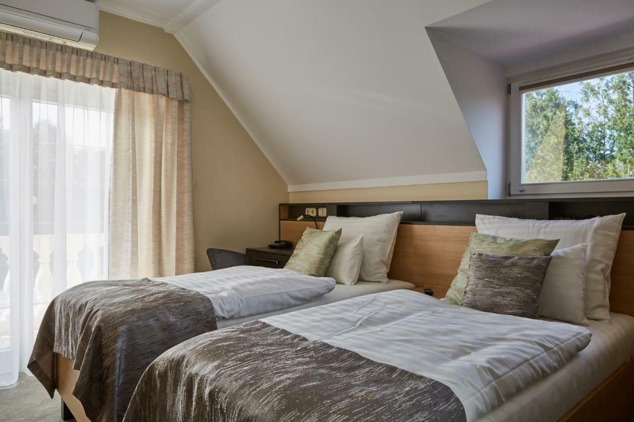 โกลด์ ฮาอัส เพนชั่น Bed & Breakfast บาลาตอนฟือเรด ภายนอก รูปภาพ