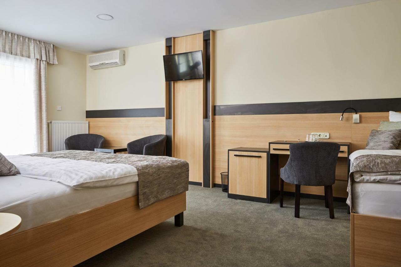 โกลด์ ฮาอัส เพนชั่น Bed & Breakfast บาลาตอนฟือเรด ภายนอก รูปภาพ